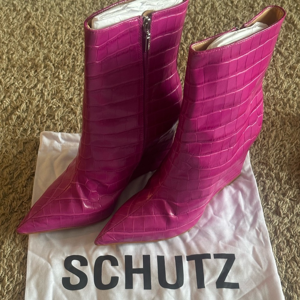LIKE NEW SCHUTZ DRESS BOOTS